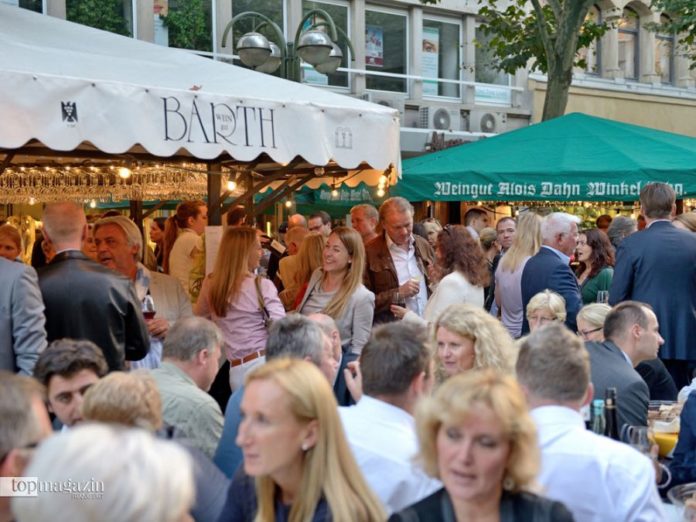 Besucher beim Weinfest auf der Frankfurter Freßgass