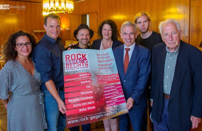 Daniela Cappelluti, Philipp Jacks, Stefan Hantel, Sylvia Weber, Oberbürgermeister Peter Feldmann, Simon Umbach und Horst Trapp präsentieren das Line-Up zu 'Rock gegen Rechts' (Foto Kammerer)
