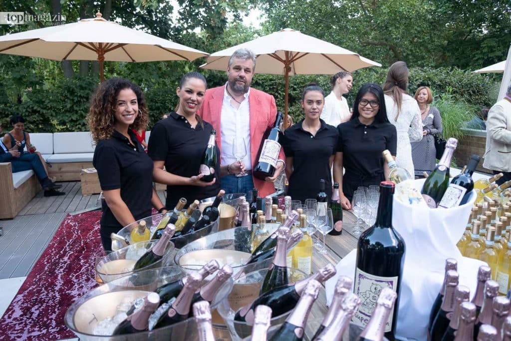 Winzer Martin Hartweg begeisterte mit Weinen wie dem roten Super Crin. Winzer Martin Hartweg begeisterte mit Weinen wie dem roten Super Crin.