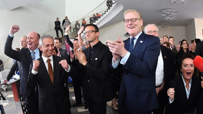 Großer Jubel im Römer nach der Vergabe: Nach der Vergabe: Bürgermeister Uwe Becker, Oberbürgermeister Peter Feldmann, EURO-Botschafter Fredi Bobic und Stadtrat Markus Frank.