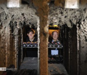 Tim Lilienström und Peter Winter im 250 Jahre alten Keller des Weinguts Georg Müller Stiftung