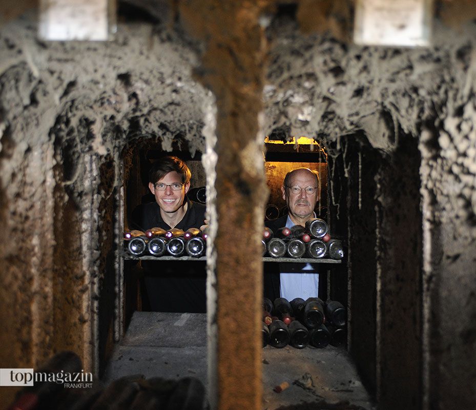 Tim Lilienström und Peter Winter im 250 Jahre alten Keller des Weinguts Georg Müller Stiftung
