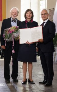 Jan und Aleida Assmann mit dem Vorsteher des Börsenvereins, Heinrich Riethmüller (Foto Tobias Bohm)