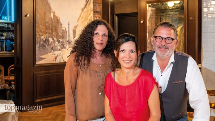 Betriebsleiterin Claudia Lüttig mit den Betreibern Daniela Schwarz und Hans-Jürgen Laumeister