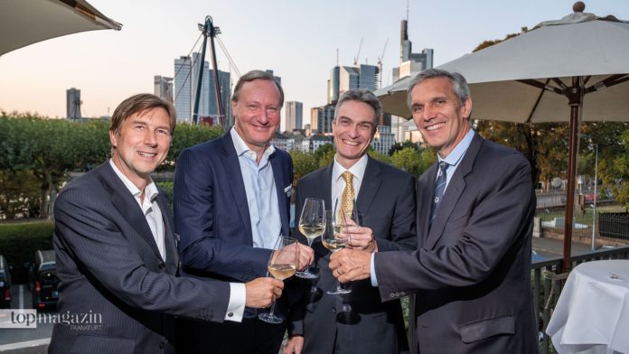 Die Capitell-Vorstände Dieter Helmle, Wolfgang Krappe und Markus Korfmacher mit dem Vorstandsvorsitzenden der Frankfurter Rudergesellschaft Stephan Bub