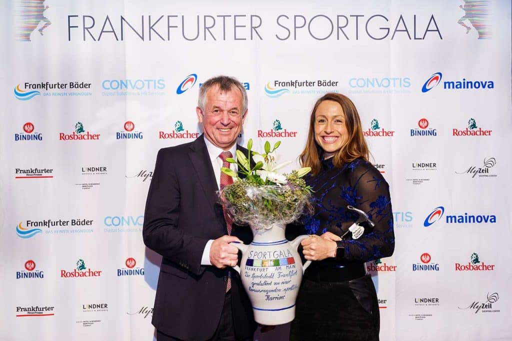 Hammerwerferin Kathrin Klaas erhielt die Ehrung für eine herausragende Karriere von Polizeipräsident Gerhard Bereswill (Foto Raman) Hammerwerferin Kathrin Klaas erhielt die Ehrung für eine herausragende Karriere von Polizeipräsident Gerhard Bereswill (Foto Raman)