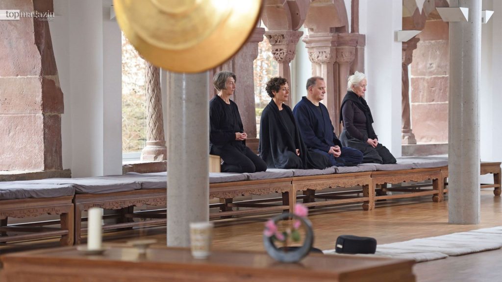 Die Stille im Raum, aber auch im eigenen Kopf, zu schaffen, ist auch eines der zentralen Ziele im Zen-Kloster Die Stille im Raum, aber auch im eigenen Kopf, zu schaffen, ist auch eines der zentralen Ziele im Zen-Kloster
