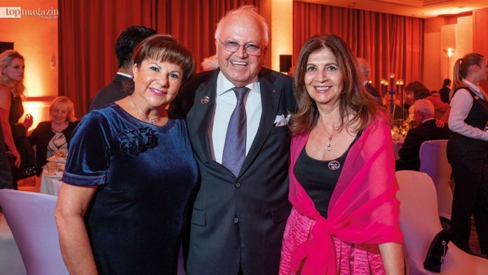 Die Wizo Deutschland Ehrenpräsidentinnen Diana Schnabel und Rachel Singer mit Unternehmer Frank Albrecht