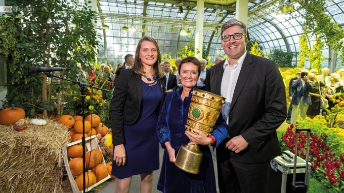 Die neue Direktorin des Palmengartens und des Botanischen Gartens Katja Heubach, Stadträtin Rosemarie Heilig und Eintracht Frankfurt-Vorstand Axel Hellmann mit dem DFB-Pokal