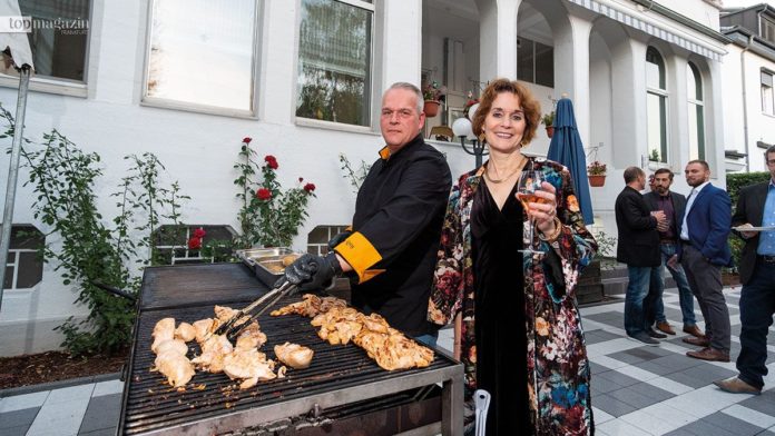 Generalkonsulin Patricia Lacina mit dem Chefkoch der Residence Stephan Reeg, der Barbecue Chicken zubereitet