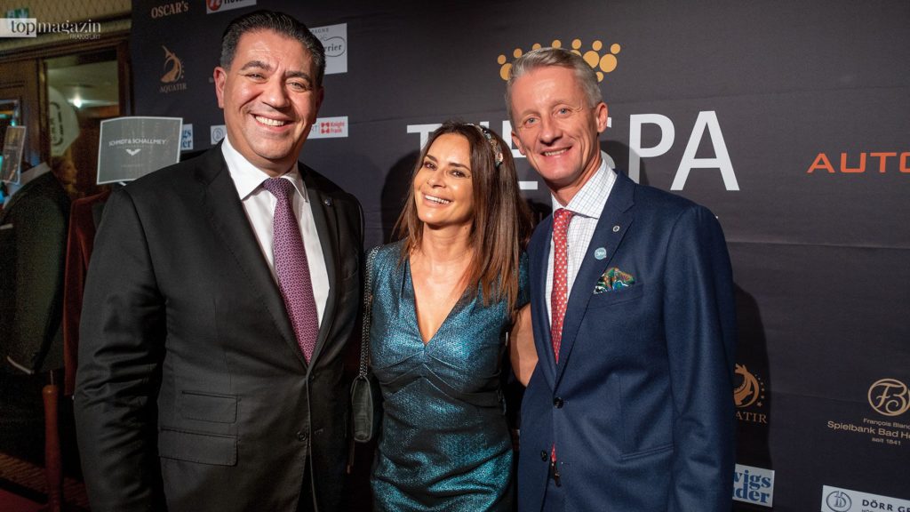 Hoteldirektor Spiridon Sarantopoulos mit Gitta Saxx und Kai H. Gehrmann (Vice President - Deutsche Hospitality) Hoteldirektor Spiridon Sarantopoulos mit Gitta Saxx und Kai H. Gehrmann (Vice President - Deutsche Hospitality)