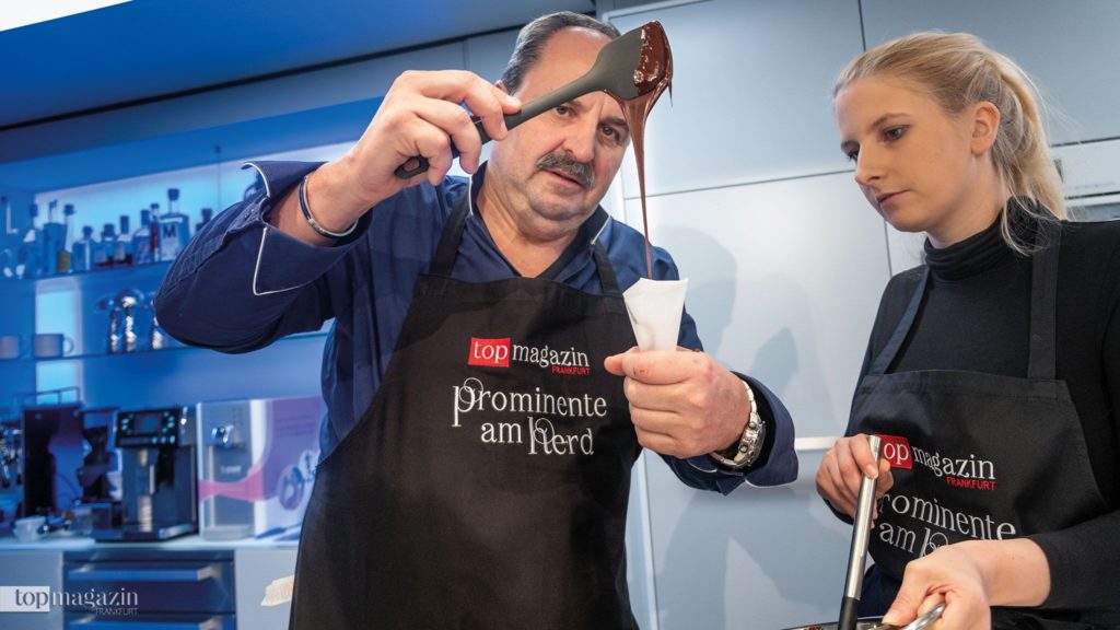 Johann Lafer befüllt die Spritztüte mit Schokoladencreme Johann Lafer befüllt die Spritztüte mit Schokoladencreme