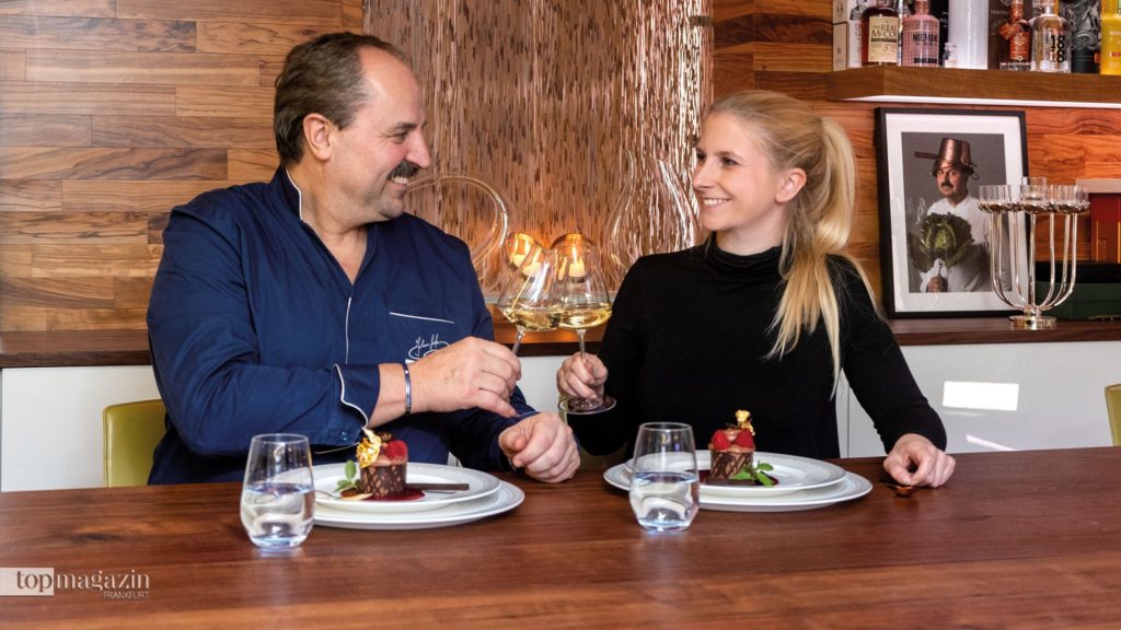 Johann Lafer und Top Magazin-Redakteurin Johanna Müdicken stoßen auf das gelungene Dessert an Johann Lafer und Top Magazin-Redakteurin Johanna Müdicken stoßen auf das gelungene Dessert an
