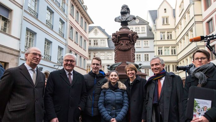 Bundespräsident Frank-Walter Steinmeier lässt sich die neue Altstadt von Stadtteilhistorikern der Polytechnischen Gesellschaft und Peter Feldmann zeigen (Foto Lyding)