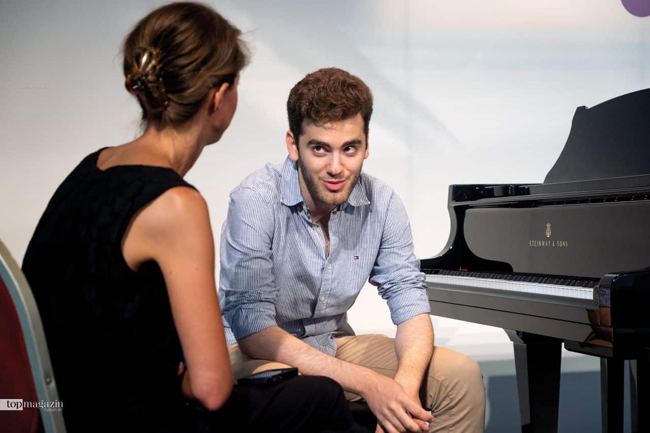 Emmanuel Tjeknavorian vor seinem Konzert im Gespräch mit Redakteurin Malisa Pfeifer Emmanuel Tjeknavorian vor seinem Konzert im Gespräch mit Redakteurin Malisa Pfeifer