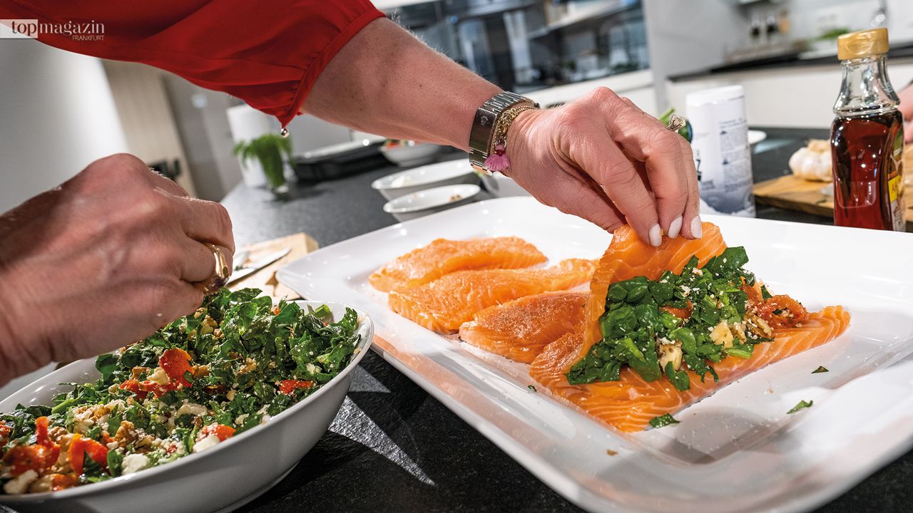 Gefüllter Lachs mit Walnüssen und Feta nach Susanne Fröhlich Gefüllter Lachs mit Walnüssen und Feta nach Susanne Fröhlich