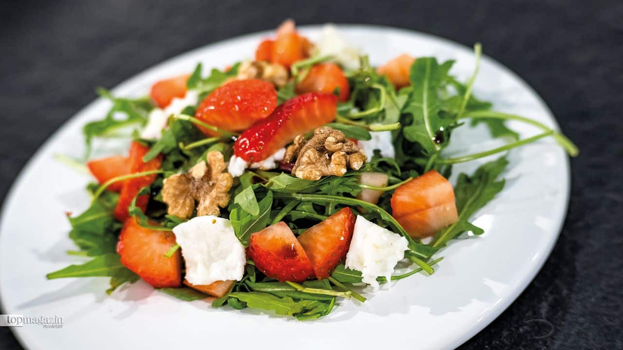 Rucola-Erdbeeren Salat mit Büffelmozzarella Rucola-Erdbeeren Salat mit Büffelmozzarella