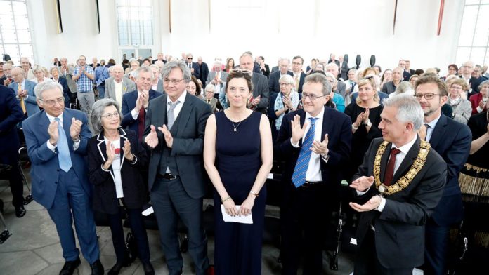 Applaus für die Preisträgerin des Ludwig-Börne-Preises Eva Menasse (Foto Reuss)