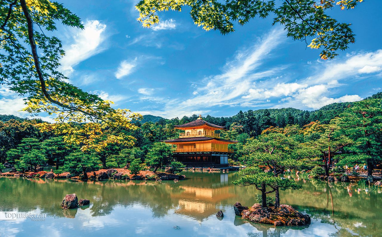 Kinkaku-Ki, Kyoto Japan: Der „Goldene Pavillon“ ist eingebettet in seine natürliche Umgebung und liegt am Rande eines großen Sees. Er schmiegt sich dezent an die von Bäumen und Sträuchern geprägte Parklandschaft an und symbolisiert die harmonische Beziehung zwischen Mensch und Natur. Kinkaku-Ki, Kyoto Japan: Der „Goldene Pavillon“ ist eingebettet in seine natürliche Umgebung und liegt am Rande eines großen Sees. Er schmiegt sich dezent an die von Bäumen und Sträuchern geprägte Parklandschaft an und symbolisiert die harmonische Beziehung zwischen Mensch und Natur.