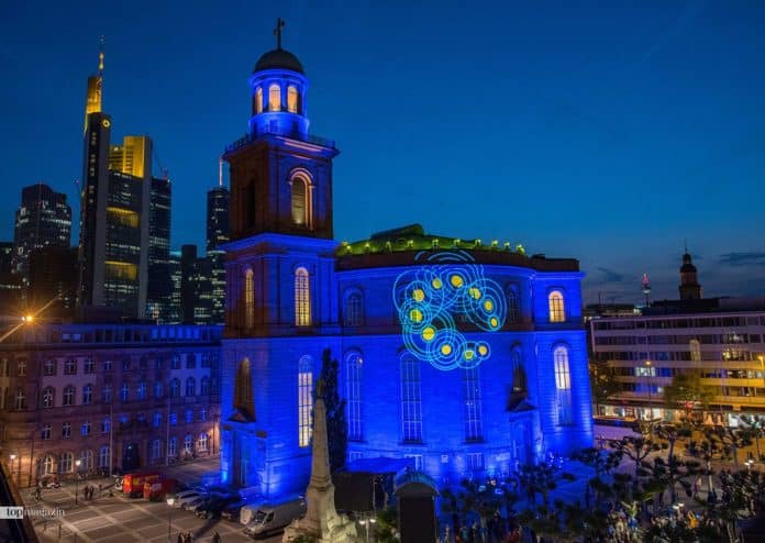 Lichtspektakel an der Paulskirche zur Europawahl - Illumination Pulse of Europe (Foto Bernd Kammerer)