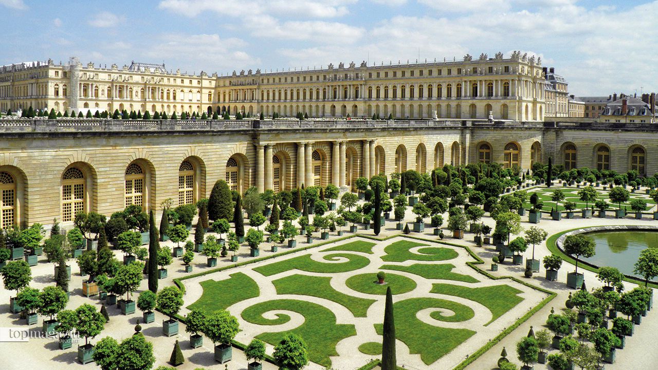 Mit einem symmetrischen Schmuckbeet nach Ornamentform, diversen Wasserspielen und zahlreichen Statuen und großen Vasen ist der Schlosspark von Versailles eine grüne Oase in Paris mit Geschichte und ein wahrer Augenschmaus. Mit einem symmetrischen Schmuckbeet nach Ornamentform, diversen Wasserspielen und zahlreichen Statuen und großen Vasen ist der Schlosspark von Versailles eine grüne Oase in Paris mit Geschichte und ein wahrer Augenschmaus.