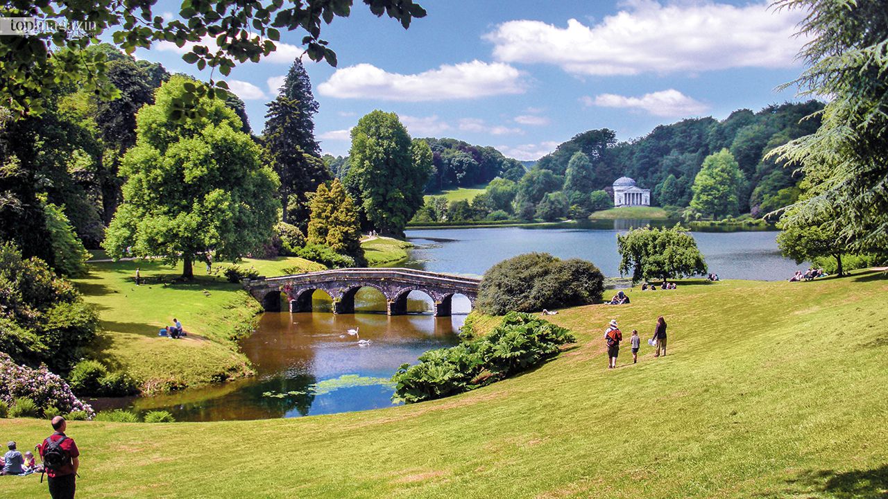 Ein Landhaus mit Garten: Stourhead ist ein magischer englischer Wassergarten bei Stourton in Wiltshire, ca. 180 km westsüdwestlich von London mit staunenswerten Tempeln, Pflanzen und Zierbauten aus dem 18. und 19. Jahrhundert. Ein Landhaus mit Garten: Stourhead ist ein magischer englischer Wassergarten bei Stourton in Wiltshire, ca. 180 km westsüdwestlich von London mit staunenswerten Tempeln, Pflanzen und Zierbauten aus dem 18. und 19. Jahrhundert.