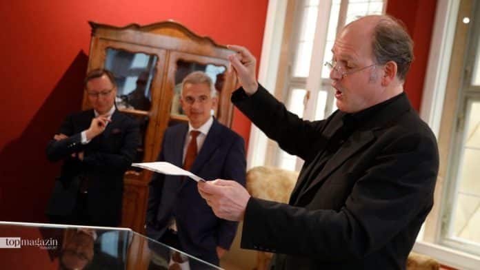 Vorstandsvorsitzender der Frankfurter Sparkasse Robert Restani, Oberbürgermeister Peter Feldmann und Schauspieler Michael Quast bei der Eröffnung des Stoltze-Museums. (Foto Reuss)