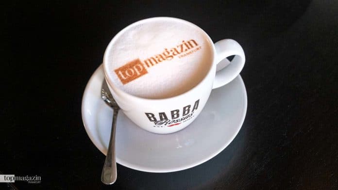 Das Babba Rossa serviert Cappuccino mit Foto oder Logo im Milchschaum