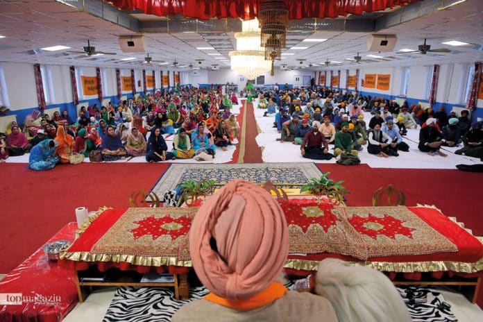 Allgemeines Sonntagsgebet im Gurdwara Sikh Center in Frankfurt