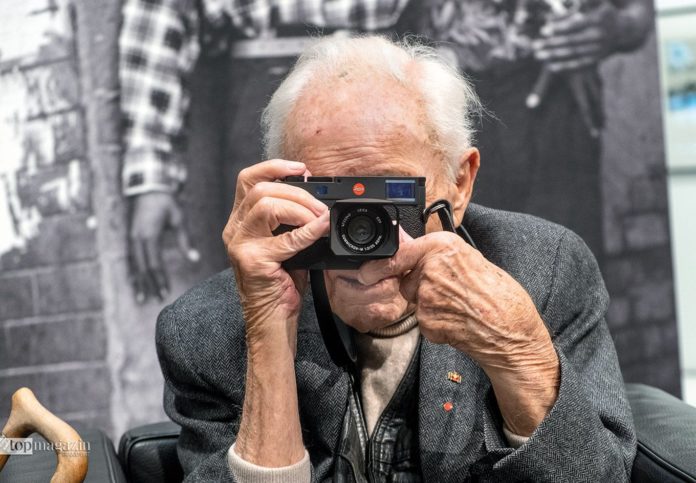 Jürgen Schadeberg wurde eine Leica mit eigener Gravur verliehen Jürgen Schadeberg wurde eine Leica mit eigener Gravur verliehen