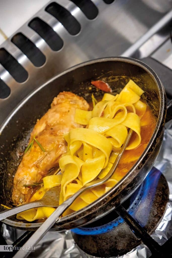 Hausgemachte Tagliatelle mit Kaninchen im Pasta Davini Hausgemachte Tagliatelle mit Kaninchen im Pasta Davini