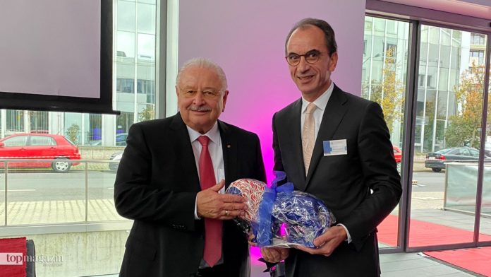 ZDK-Präsident Jürgen Karpinski erhält zum 70. Geburtstag einen hessischen Löwen von CDU-Fraktionschef Michael Boddenberg.