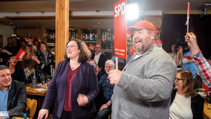 Andrea Nahles lässt sich von Bernd Reisig zum Singen animieren