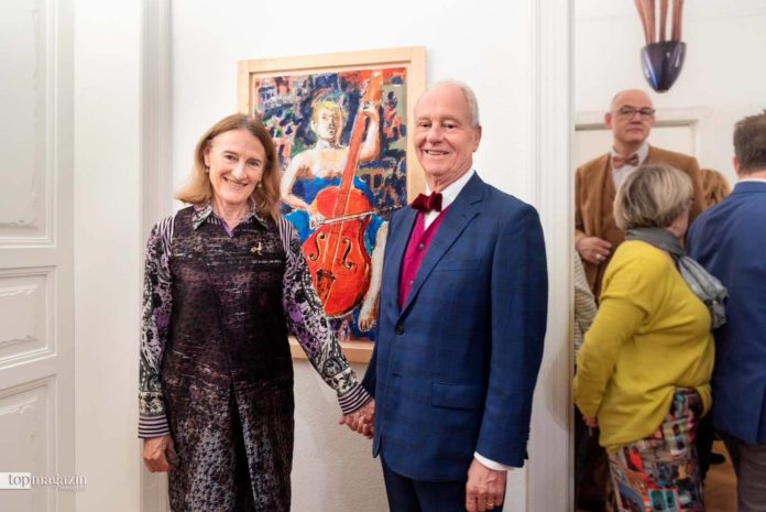 Galerist Peter Femfert und Stefania Canali vor Donna con Violincello von Dario Fo