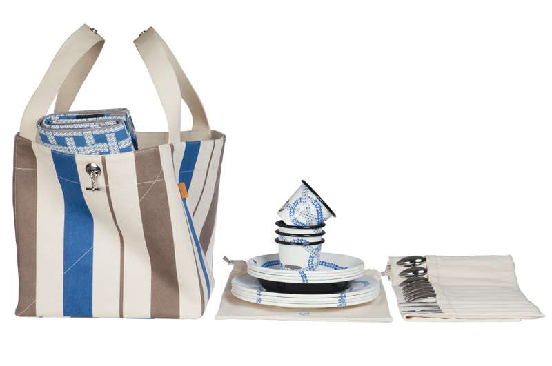 Mit dem Picknick-Set und Strandmatte von Hermès wird jedes Picknick zur stilvollen Angelegenheit.