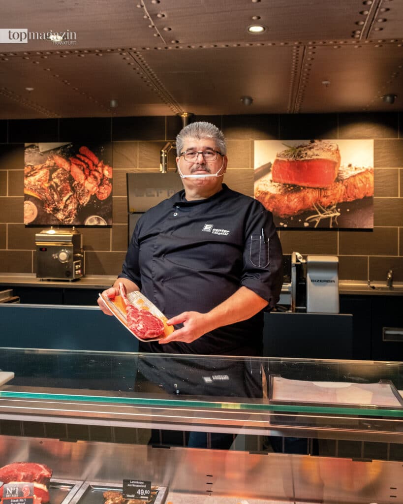 Metzgermeister Andreas Schollenberger mit einem Premium-Tomahawk