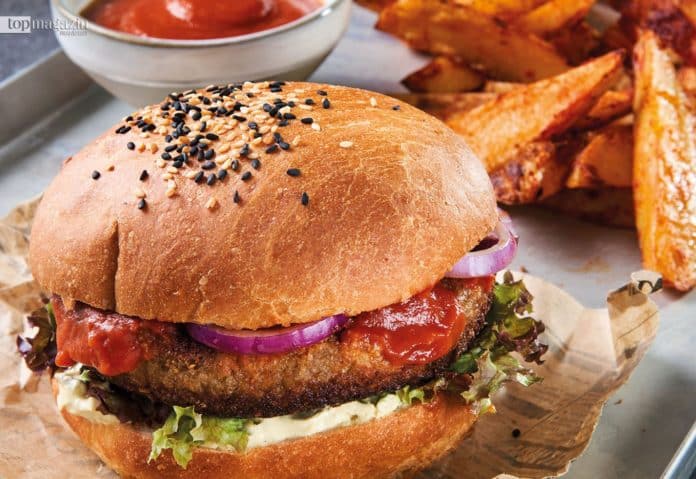 Restaurant Zwei und Zwanzig in Geisenheim: Grünkern-Joppy-Burger mit Kartoffelwedges und Ketchup im Restaurant Zwei und Zwanzig