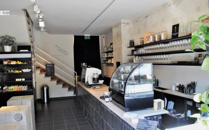 Das Café im Erdgeschoss lockt mit kalten Getränken, bunten Bowls und süßen Desserts