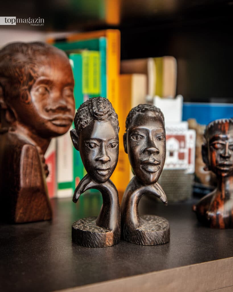 Holzskulpturen von einem Künstlermarkt in Kinshasa in der Demokratischen Republik Kongo