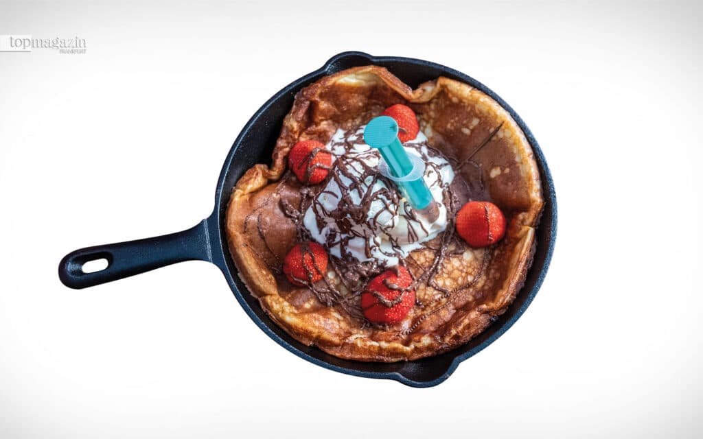 Nutella-Pancake mit Eis und frischen Erdbeeren von Cafe Buur