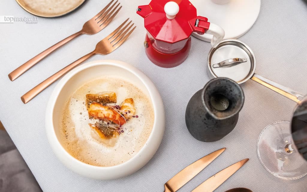 Suppe aus Edelfischen - der Fond wird stilecht mit der Espresso-Kanne aufgegossen