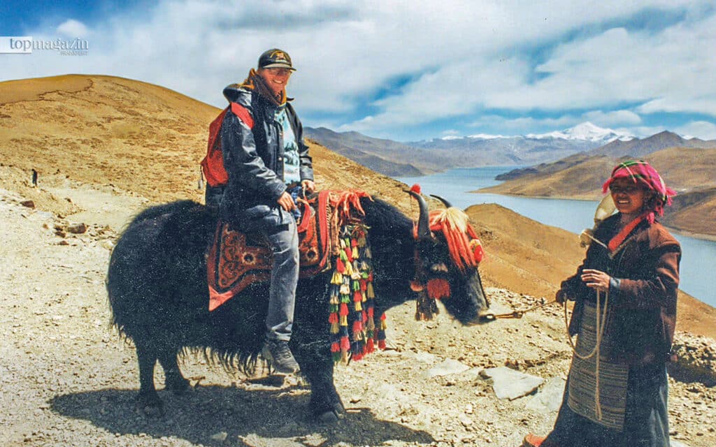 Tibet - Nina Sedano auf einem Yak auf dem Weg von Nepal nach Lhasa