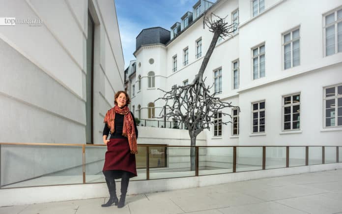 Die Hausherrin: Direktorin Prof. Mirjam Wenzel im Vorhof des Jüdischen Museums Frankfurt. Im Hintergrund die Baumskulptur Ariel Schlesingers (Foto: Holger Peters) Die Hausherrin: Direktorin Prof. Mirjam Wenzel im Vorhof des Jüdischen Museums Frankfurt. Im Hintergrund die Baumskulptur Ariel Schlesingers (Foto: Holger Peters)