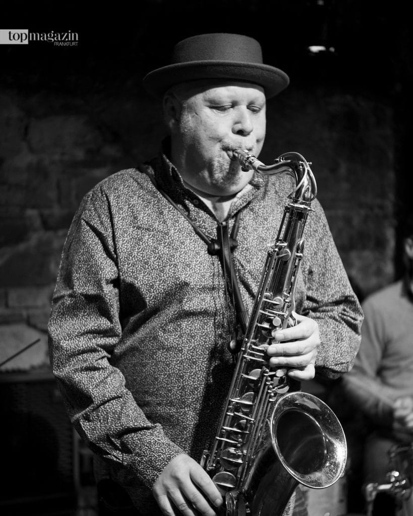 Ende September erhielt der Saxofonist Tony Lakatos in Dr. Hochs Konservatorium in einer coronabedingt kleinen Feier den Hessischen Jazzpreis 2020