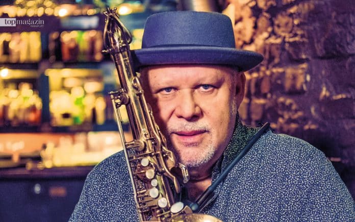 Im Frankfurter Jazzkeller tritt Tony Lakatos monatlich in verschiedenen Formationen auf. Inzwischen werden viele Konzerte auch per Facebook-Livestream übertragen