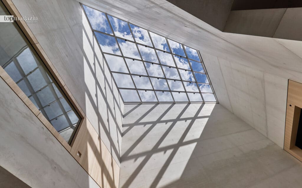 Das lichtdurchflutete Atrium im neuen Jüdischen Museum Frankfurt (Foto: Holger Peters)