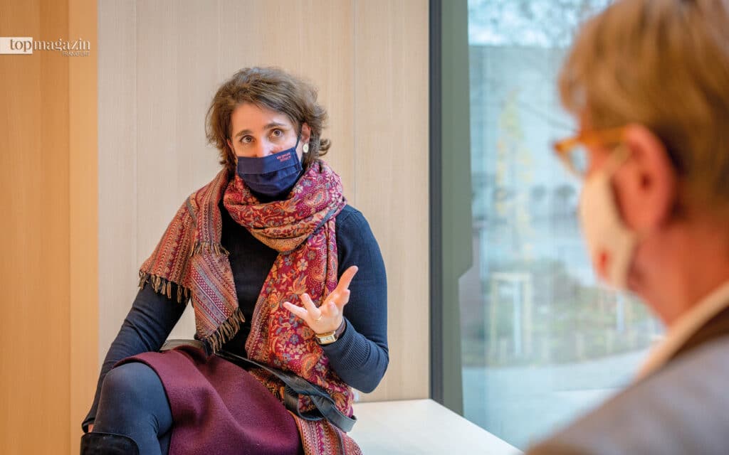 Die Direktorin des Jüdischen Museum Frankfurt Prof. Mirjam Wenzel im Gespräch mit Peter Lückemeier (Foto: Holger Peters)