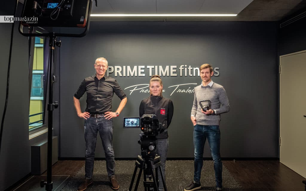 Henrik Gockel, HR-Managerin Sina Gehring und Michael Remlinger im neuen TV-Studio von Prime Time Fitness