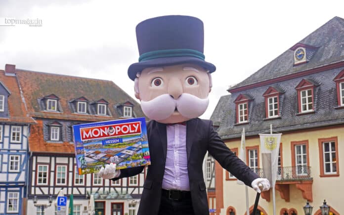 Maskottchen Mr. Monopoly präsentiert die hessische Edition des Brettspielklassikers