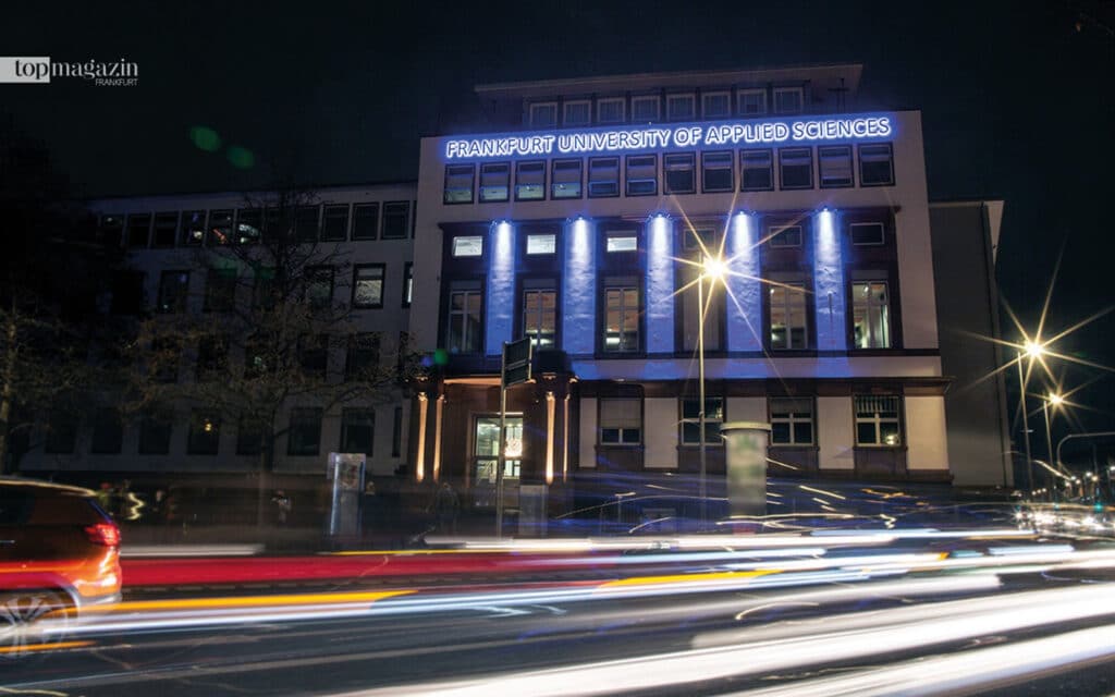 Der Campus im Nordend leuchtet in der Dunkelheit